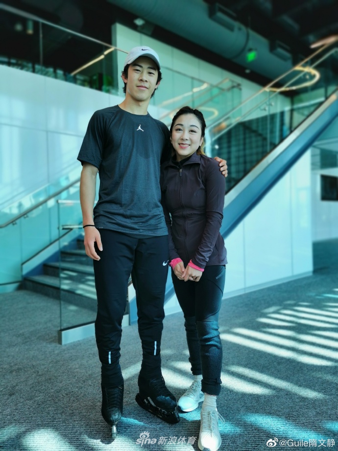 隋文静韩聪与陈巍合影