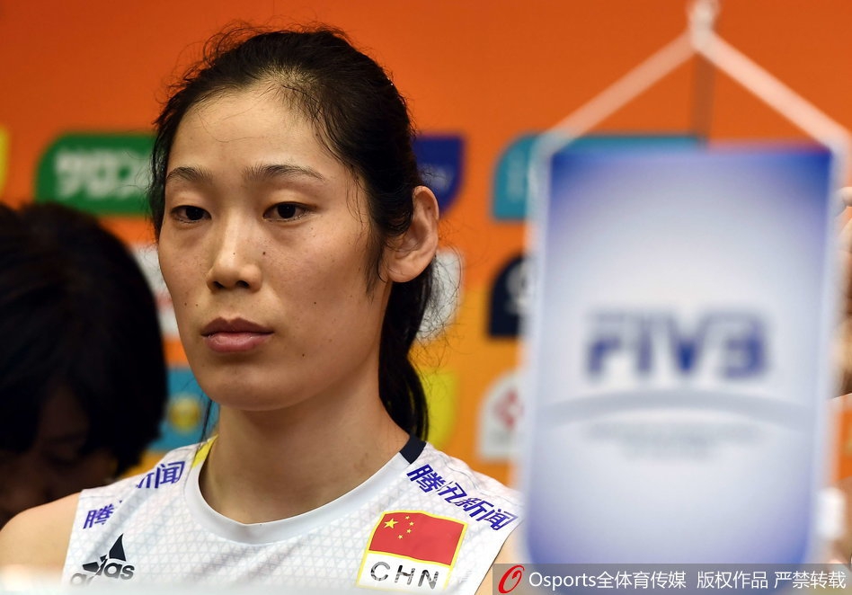 郎平携朱婷丁霞出席赛后发布会