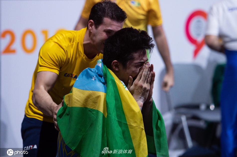 世锦赛巴西选手单杠封王 喜极而泣