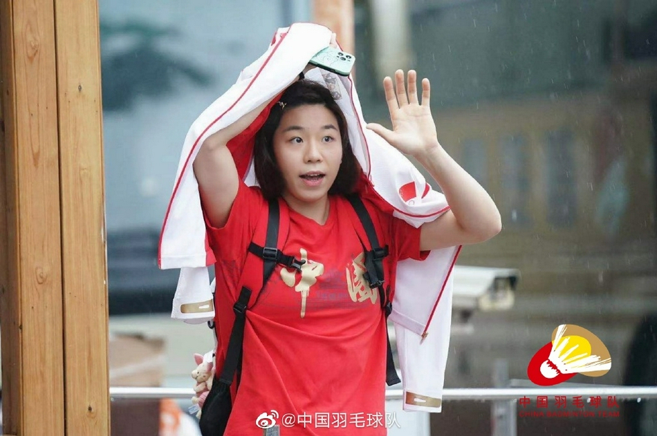 中国羽毛球队冒雨出征东京奥运会