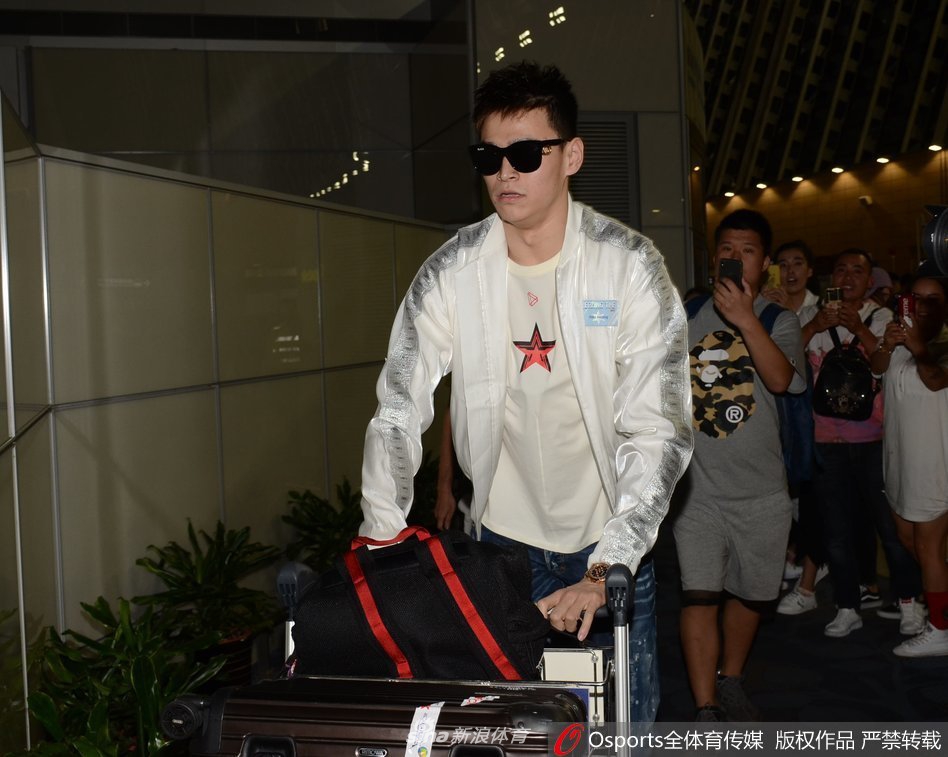 孙杨现身赶赴美国训练