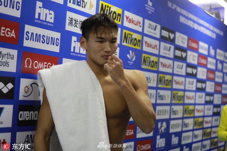 徐嘉余赛后流泪 傅园慧安慰