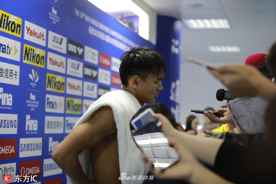 徐嘉余赛后流泪 傅园慧安慰