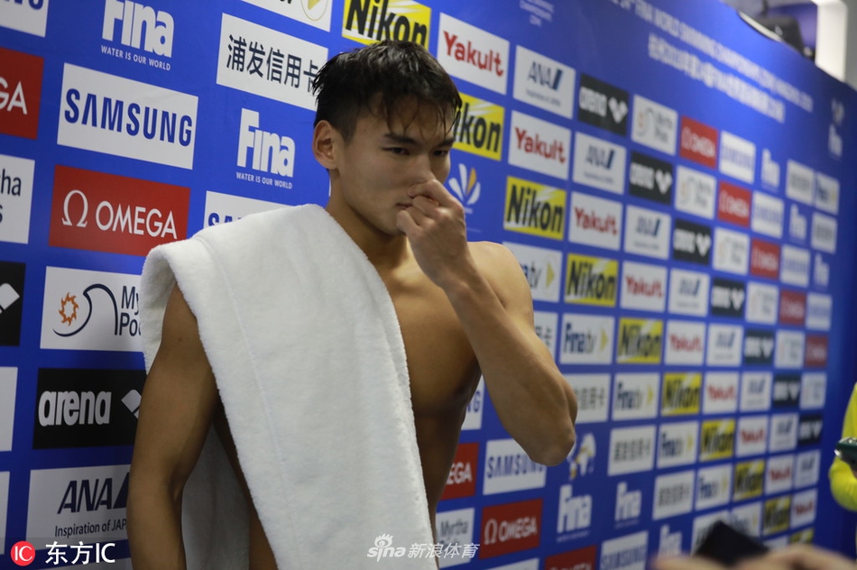 徐嘉余赛后流泪 傅园慧安慰