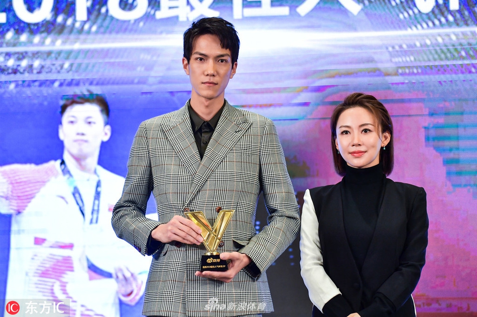 潘晓婷紧身西服出席活动 与王宇同台