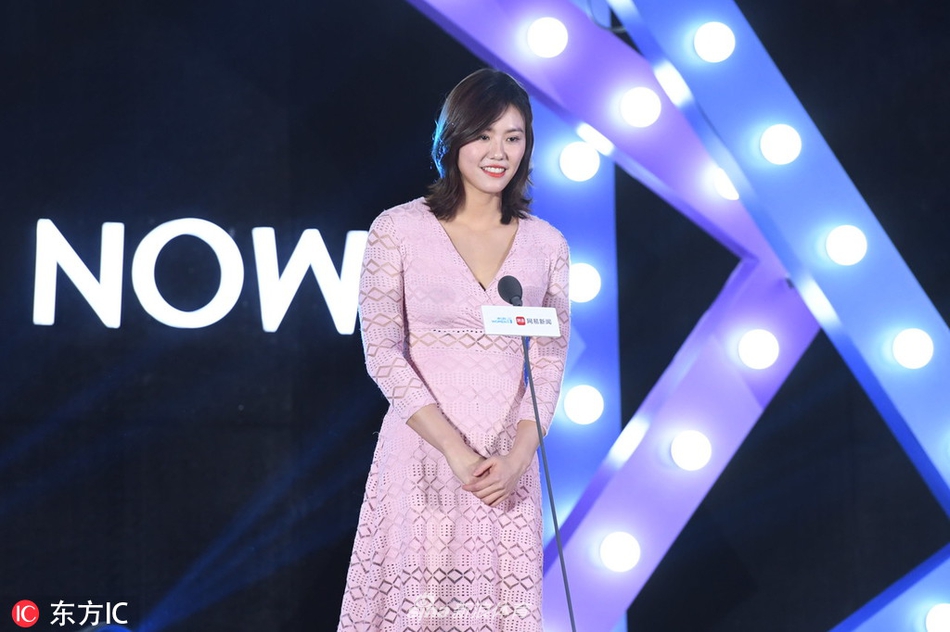 刘湘粉色长裙尽显女性魅力