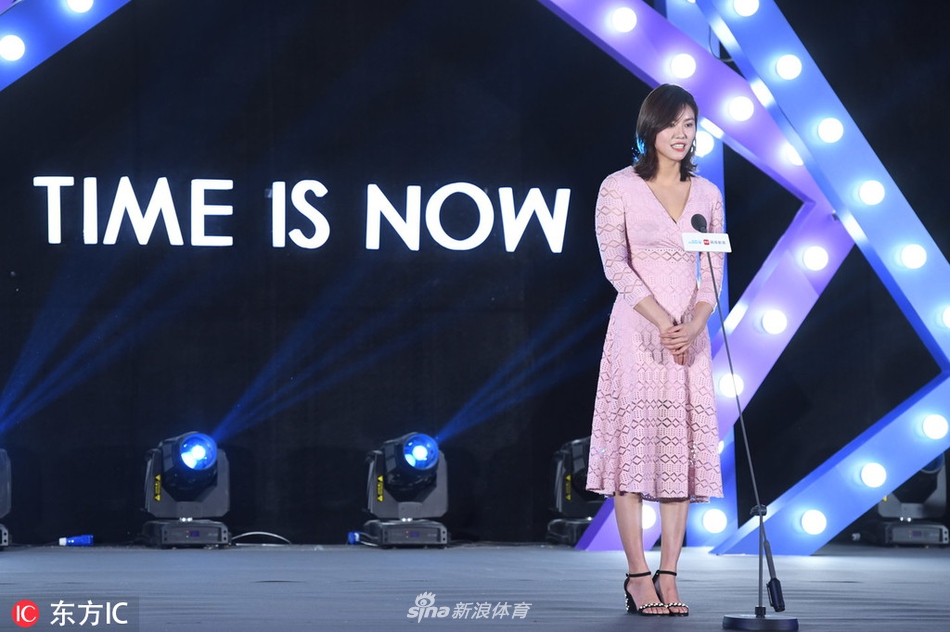 刘湘粉色长裙尽显女性魅力