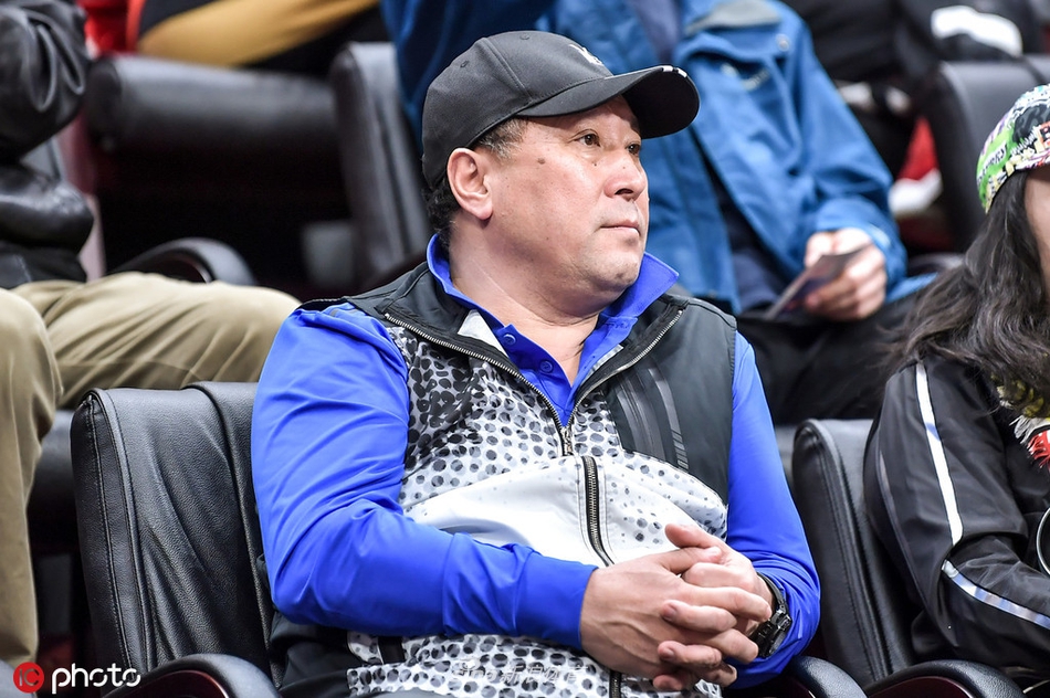 李永波观看CBA季后赛