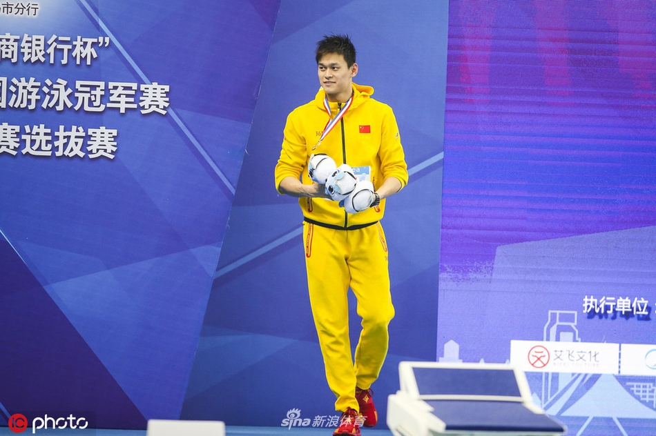 冠军赛男子800米自由泳颁奖 孙杨阳光帅气