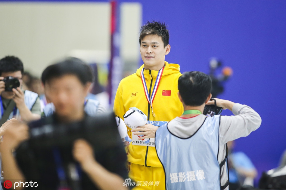 冠军赛男子800米自由泳颁奖 孙杨阳光帅气