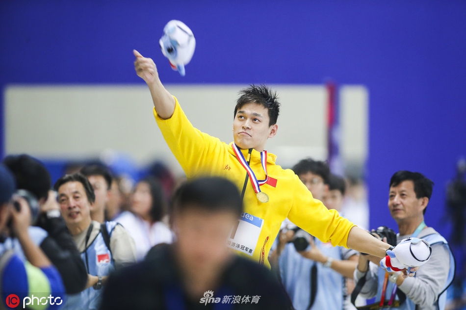 冠军赛男子800米自由泳颁奖 孙杨阳光帅气