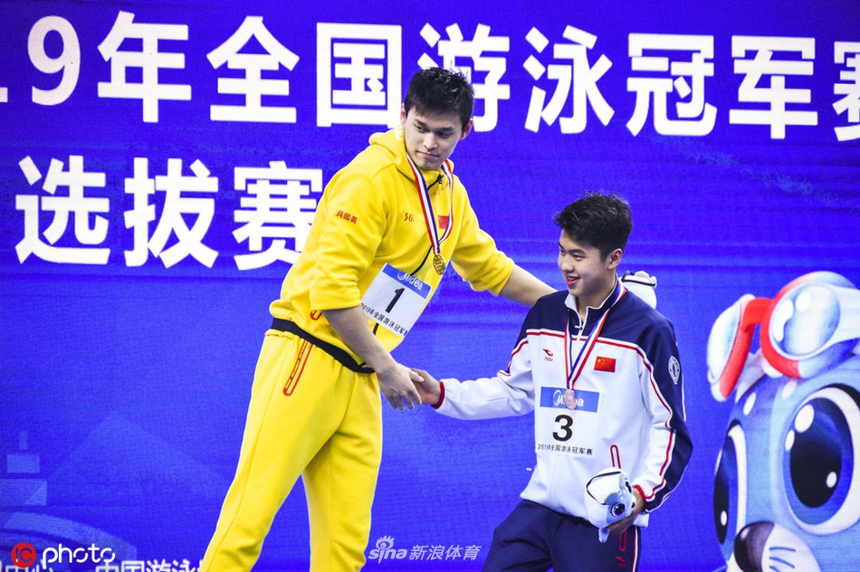 冠军赛男子800米自由泳颁奖 孙杨阳光帅气