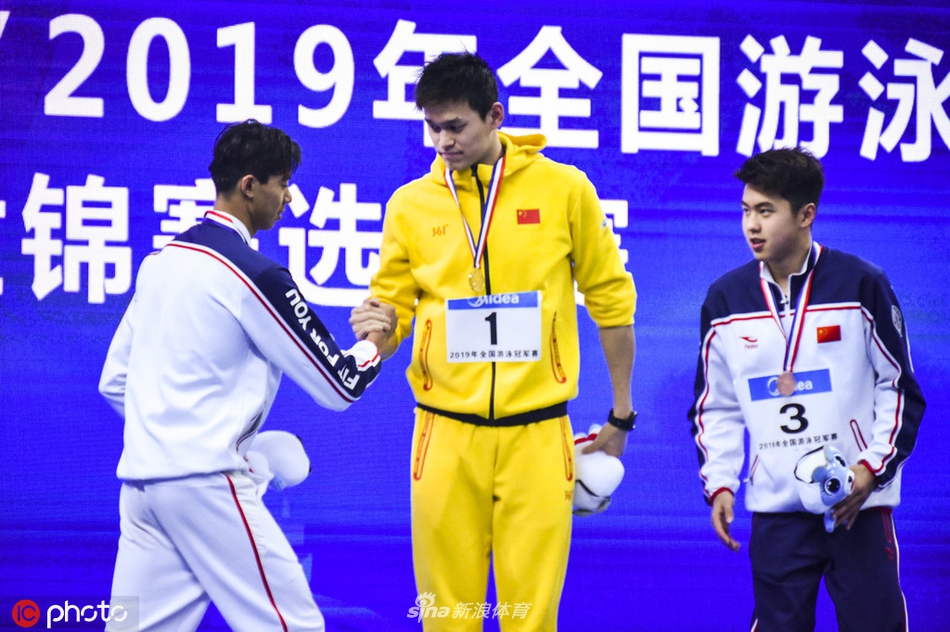 冠军赛男子800米自由泳颁奖 孙杨阳光帅气