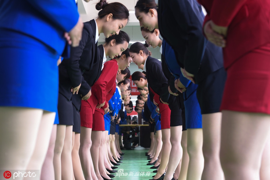 青运会礼仪志愿者演练现场 女孩双腿夹纸