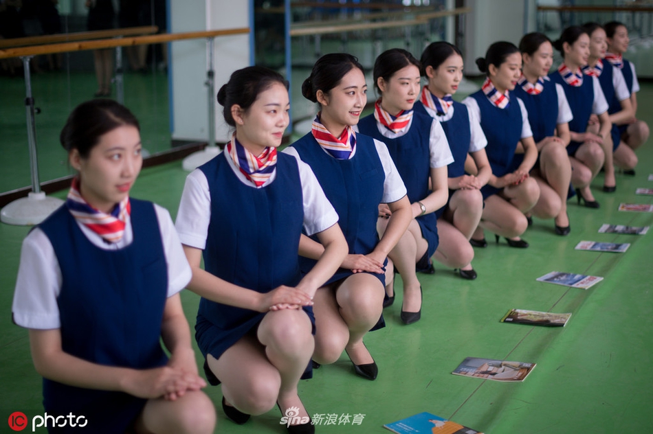 青运会礼仪志愿者演练现场 女孩双腿夹纸