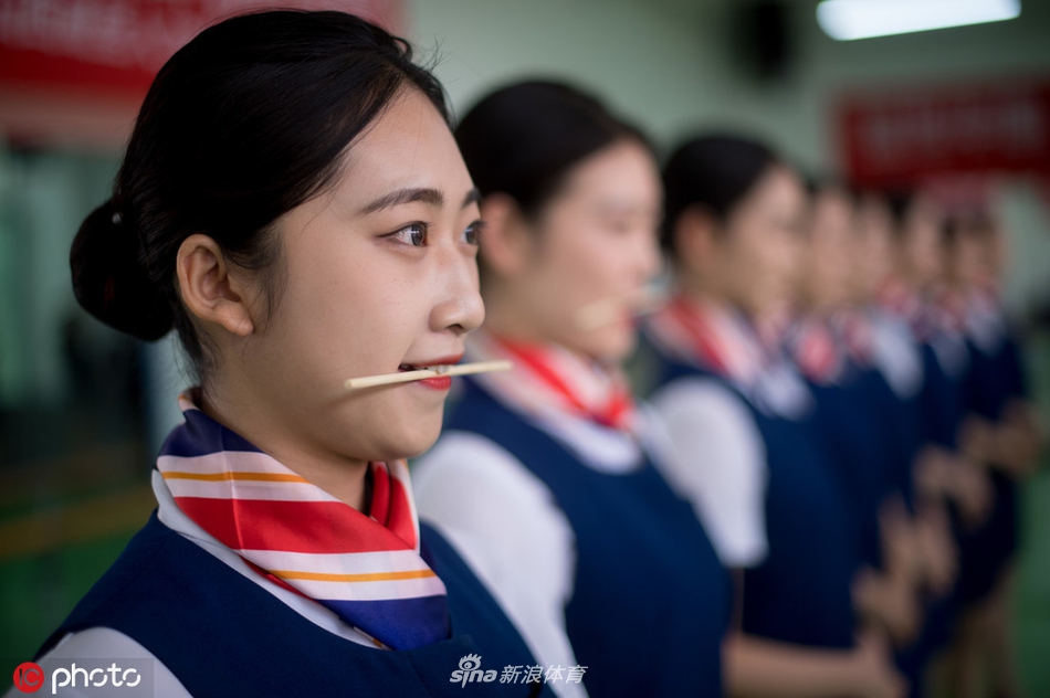 青运会礼仪志愿者演练现场 女孩双腿夹纸