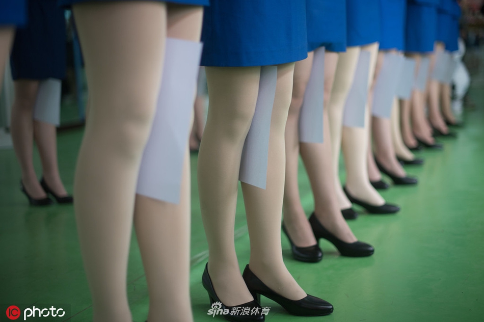 青运会礼仪志愿者演练现场 女孩双腿夹纸