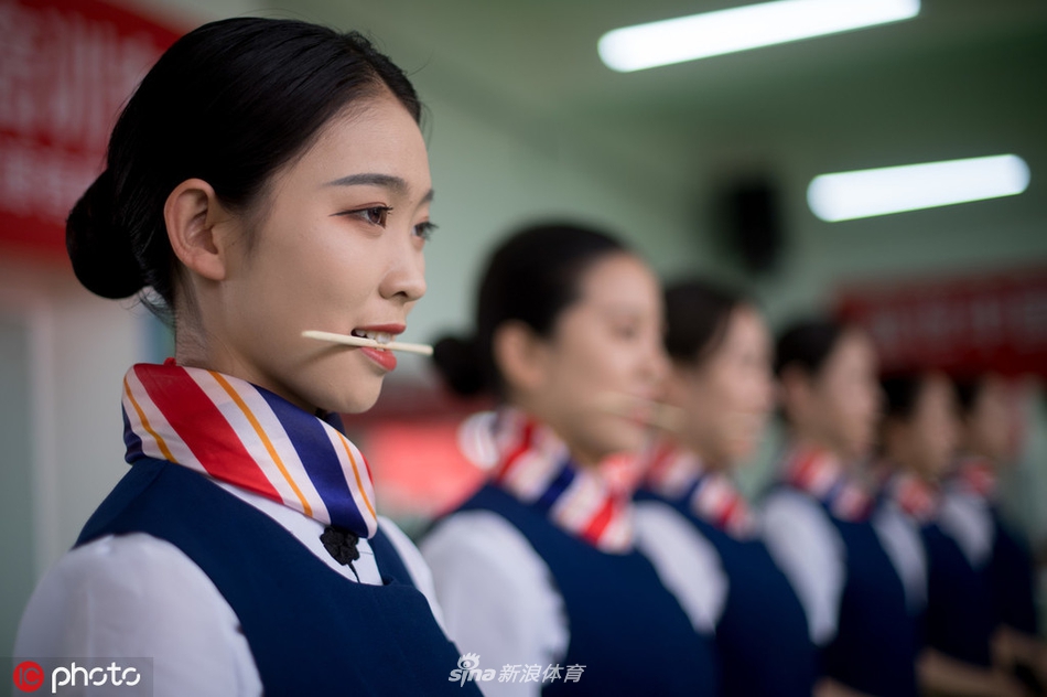 青运会礼仪志愿者演练现场 女孩双腿夹纸