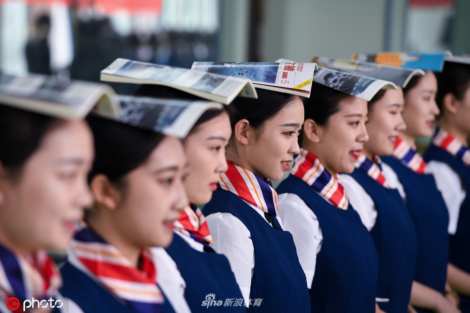 青运会礼仪志愿者演练现场 女孩双腿夹纸