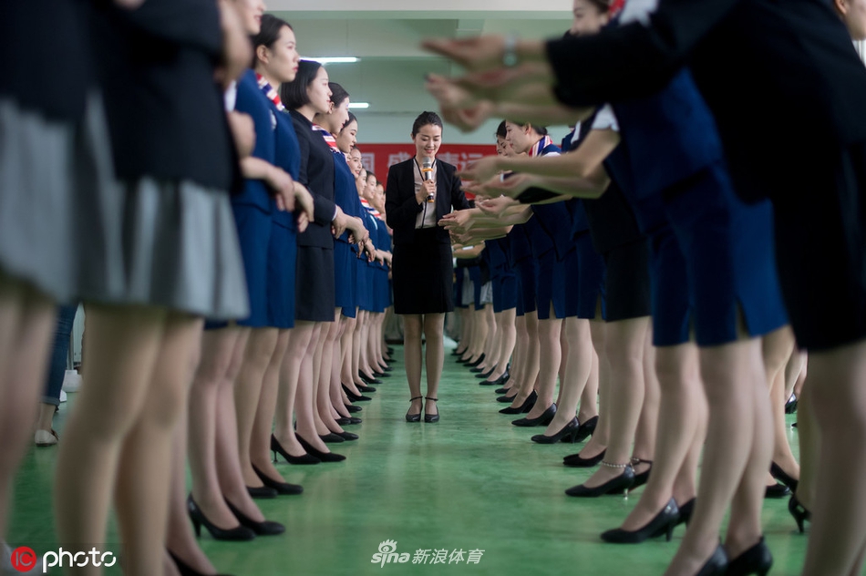 青运会礼仪志愿者演练现场 女孩双腿夹纸