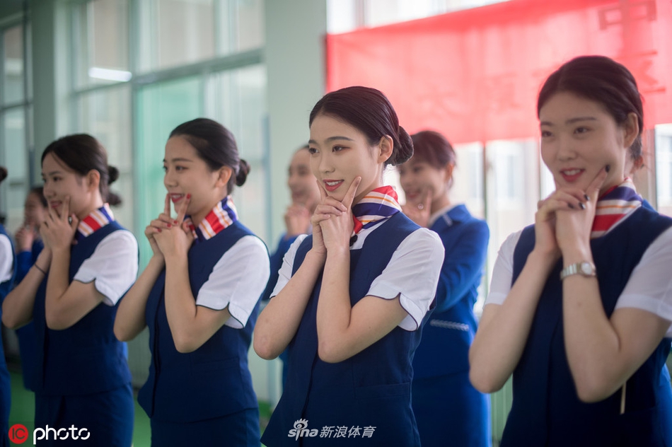 青运会礼仪志愿者演练现场 女孩双腿夹纸