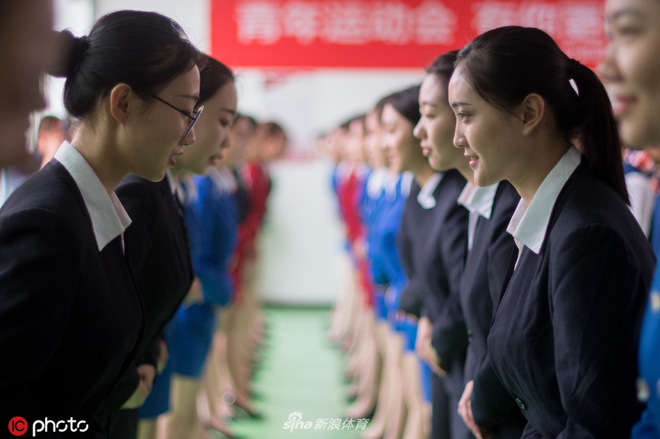 青运会礼仪志愿者演练现场 女孩双腿夹纸