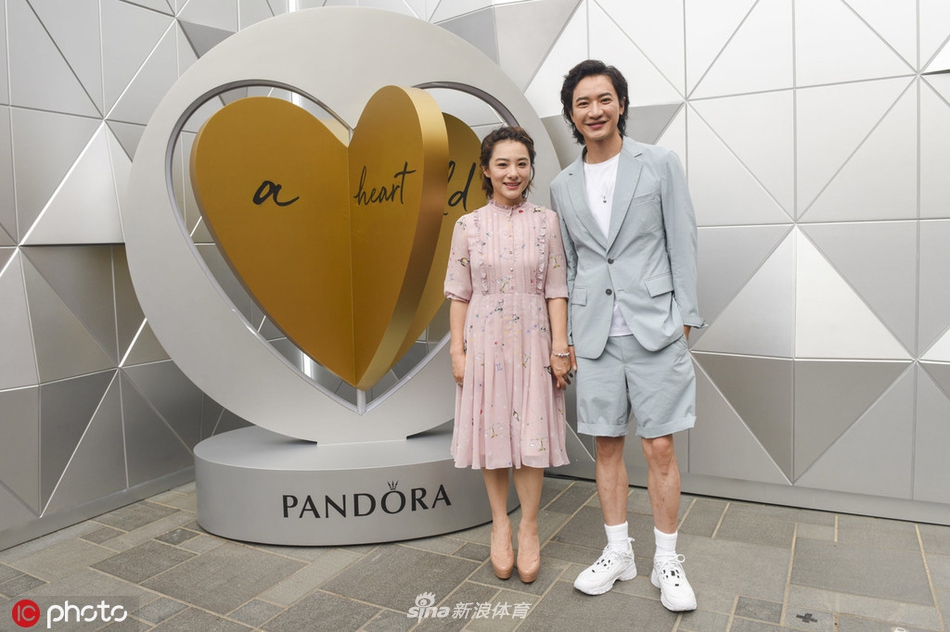 刘璇与老公出席时尚活动 十指紧扣笑容甜美