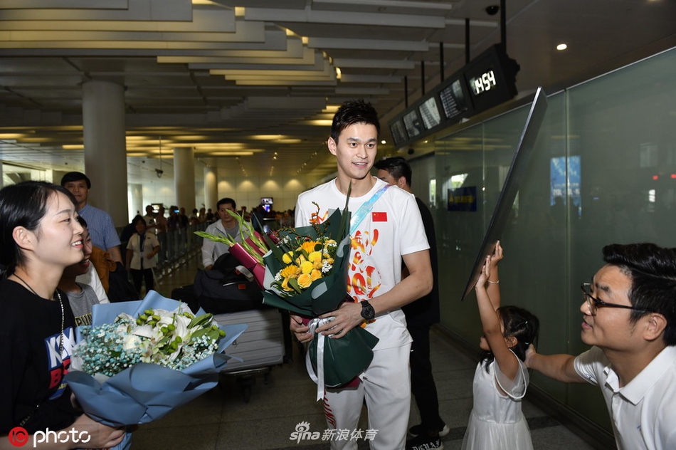 孙杨回国 大批粉丝机场接机