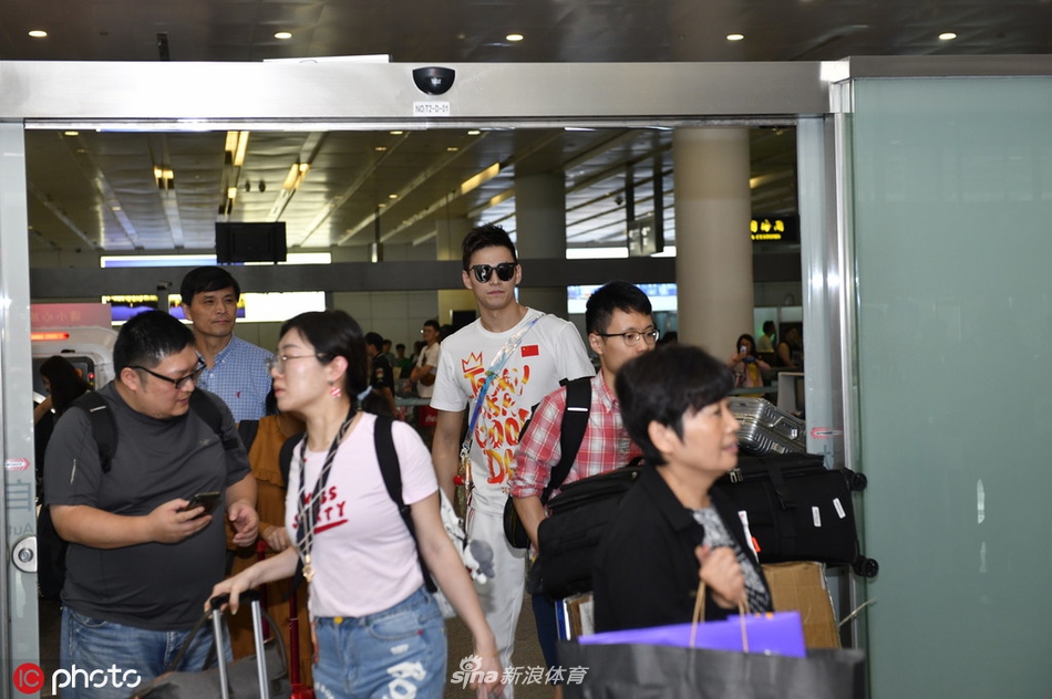 孙杨回国 大批粉丝机场接机