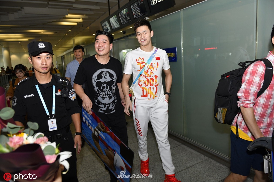 孙杨回国 大批粉丝机场接机