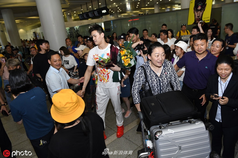 孙杨回国 大批粉丝机场接机