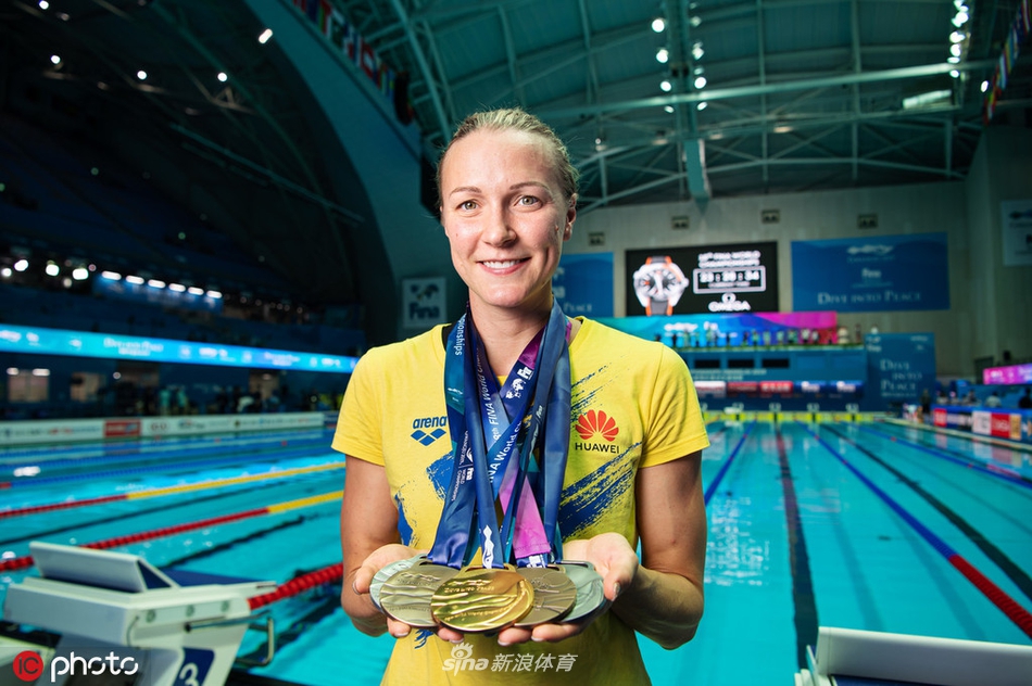 舍斯特伦斩获最佳女运动员 与5枚奖牌合影