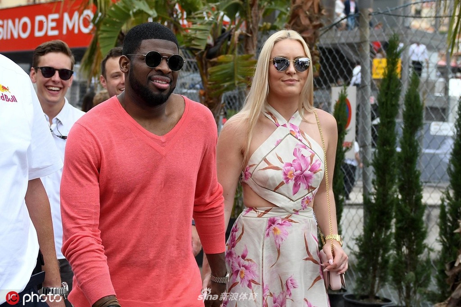 滑雪女神沃恩宣布与黑人球星订婚