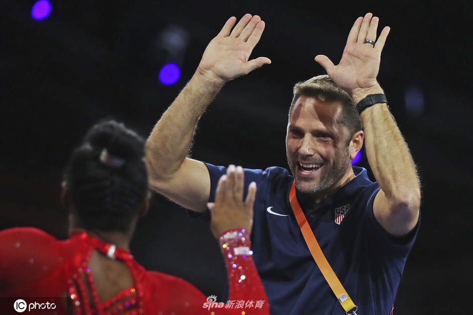 体操世锦赛拜尔斯跳马卫冕