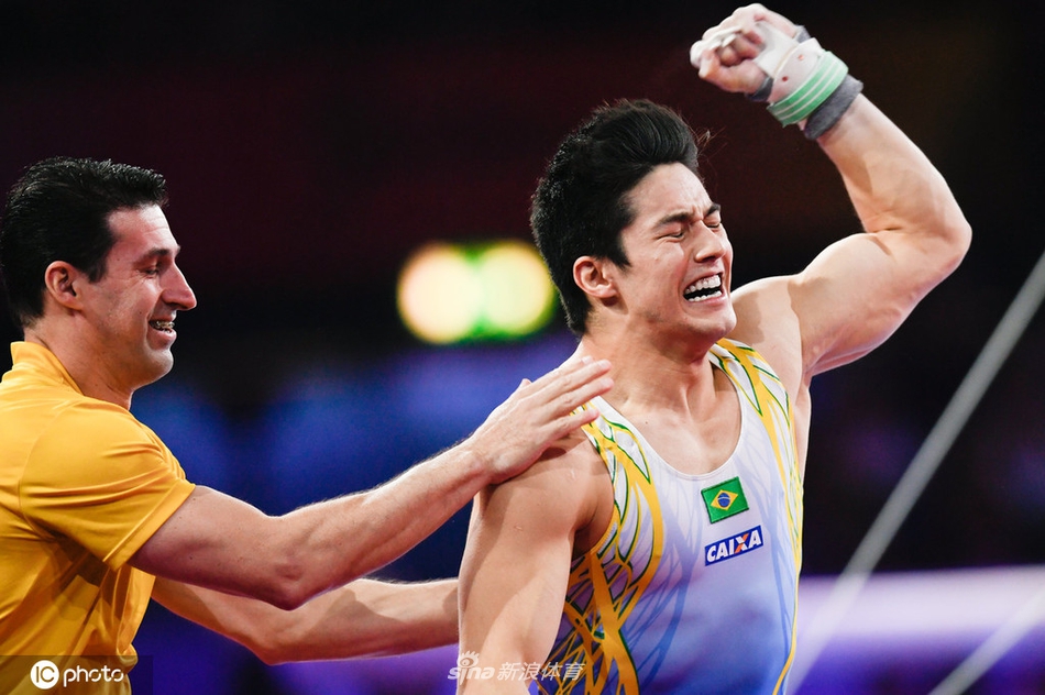 世锦赛巴西选手单杠封王 喜极而泣