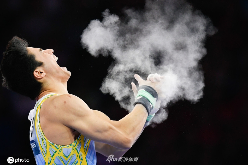 世锦赛巴西选手单杠封王 喜极而泣