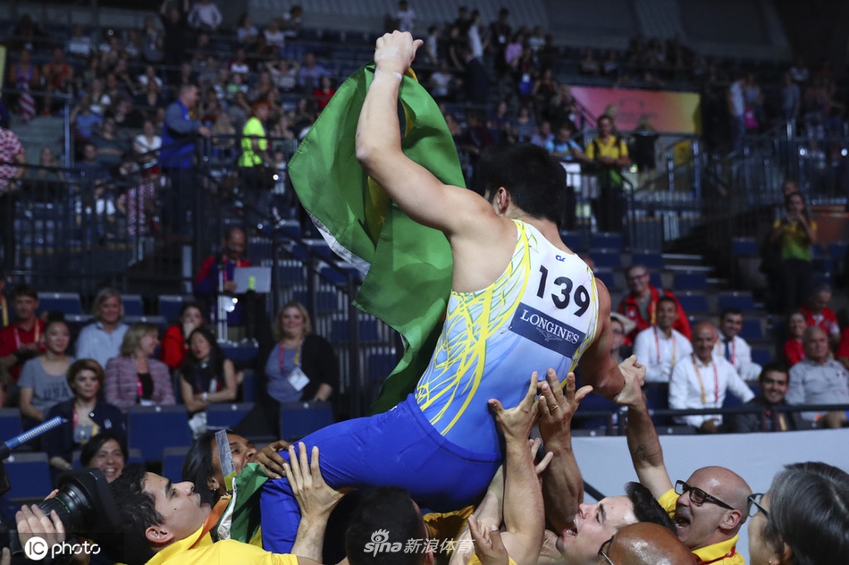 世锦赛巴西选手单杠封王 喜极而泣