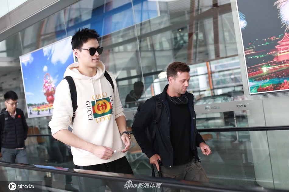 孙杨昂首挺胸现身首都机场