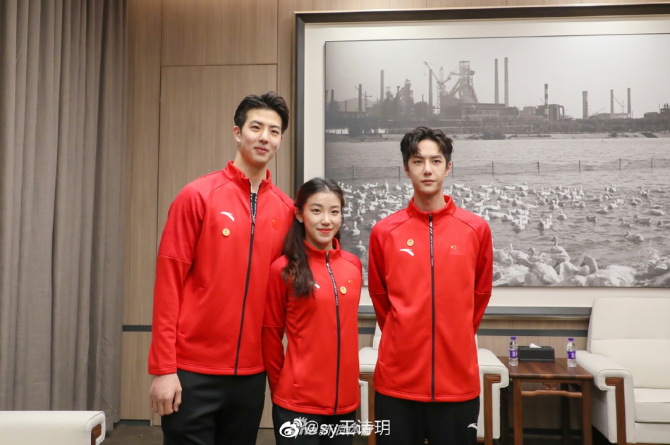王诗玥柳鑫宇晒与王一博合影