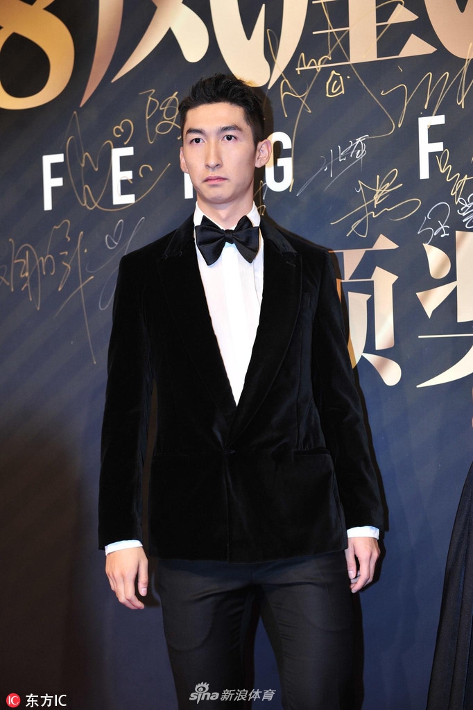 武大靖着黑色礼服出席时尚活动