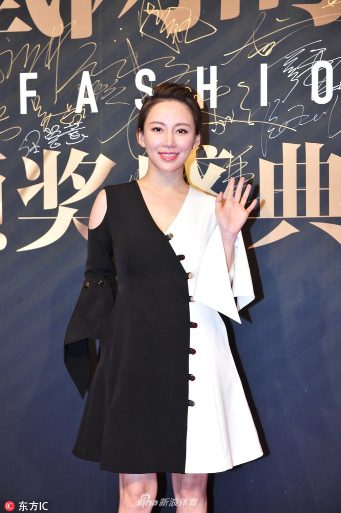 潘晓婷黑白礼服简约时尚