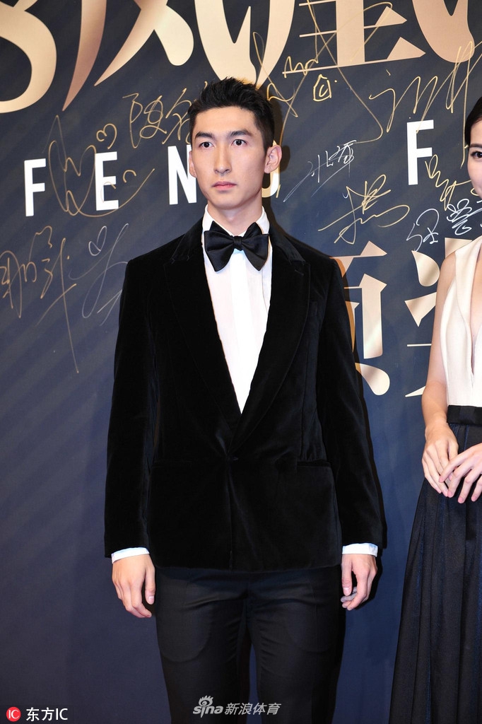 武大靖着黑色礼服出席时尚活动