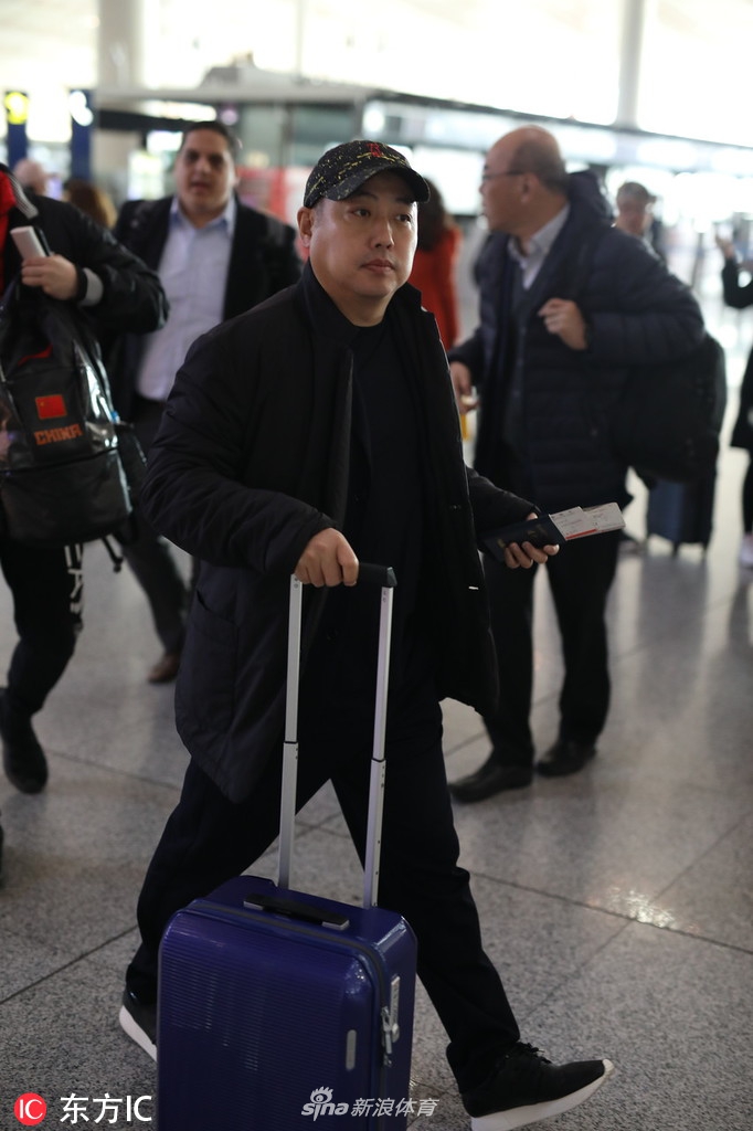 刘国梁低调现身机场 自提行李箱毫无架子