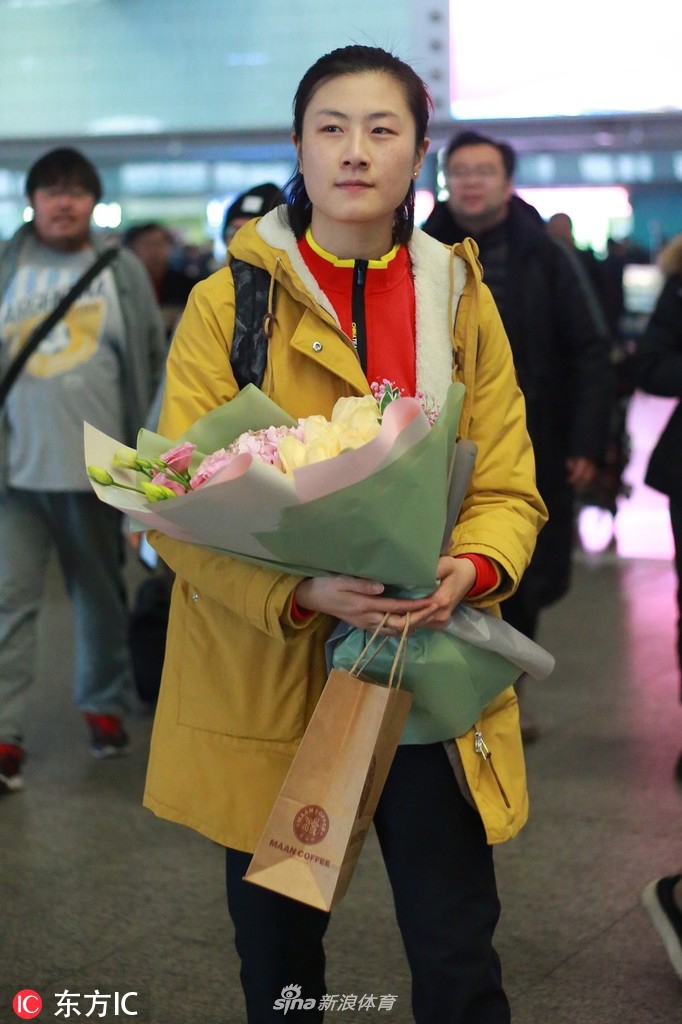 丁宁现身机场手捧鲜花