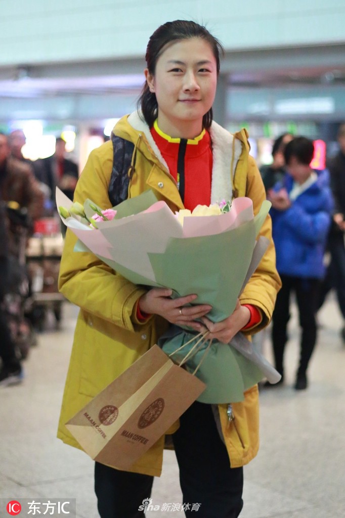 丁宁现身机场手捧鲜花
