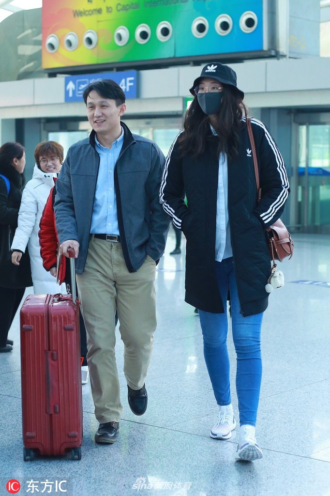 惠若琪与老公现身机场 有说有笑甜蜜十足
