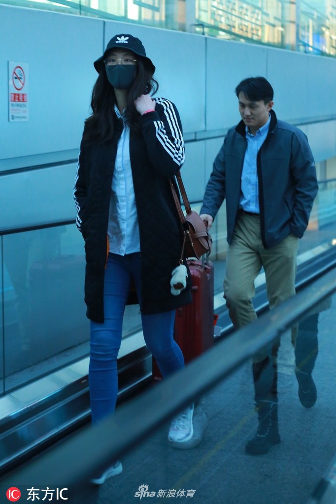 惠若琪与老公现身机场 有说有笑甜蜜十足