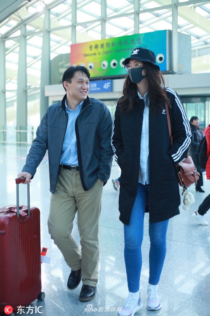 惠若琪与老公现身机场 有说有笑甜蜜十足