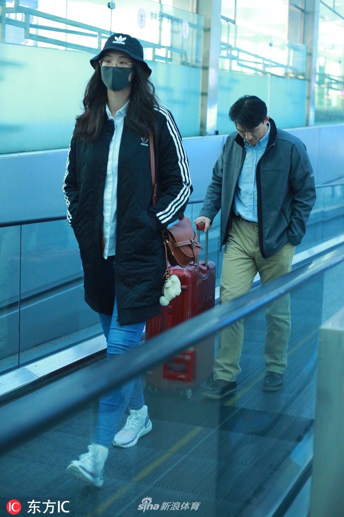 惠若琪与老公现身机场 有说有笑甜蜜十足