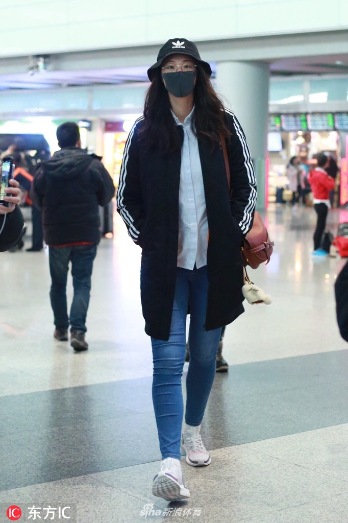 惠若琪与老公现身机场 有说有笑甜蜜十足